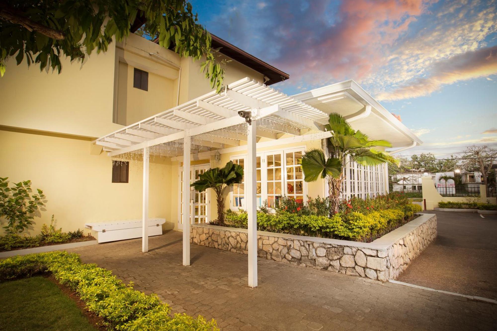 Rooms On The Beach Негрил Екстериор снимка