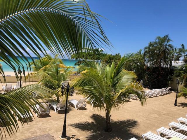 Rooms On The Beach Негрил Екстериор снимка